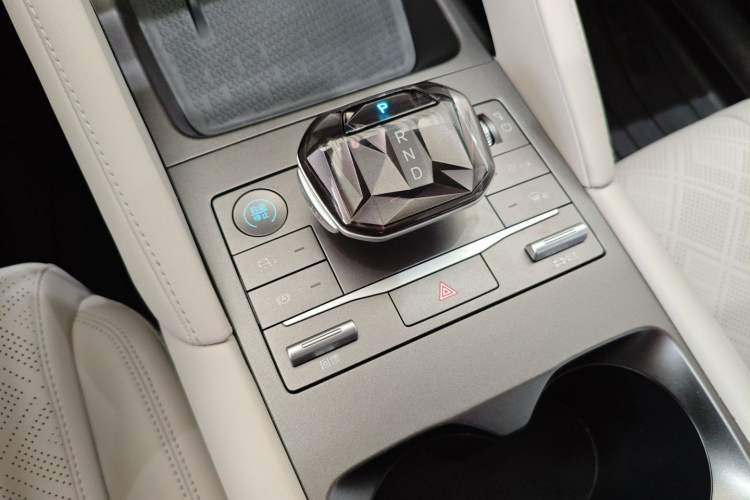 Used BYD Yuan UP 2024 401 km Active Version Gear Lever