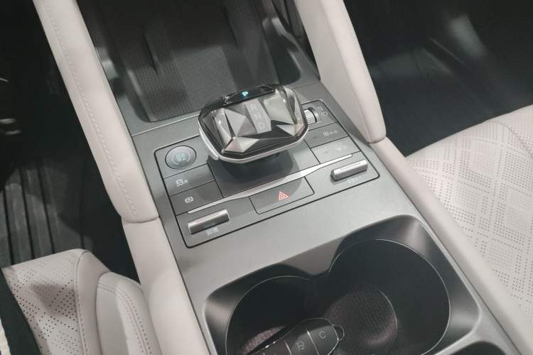 Used BYD Yuan UP 2024 401 km Active Version Gear Lever