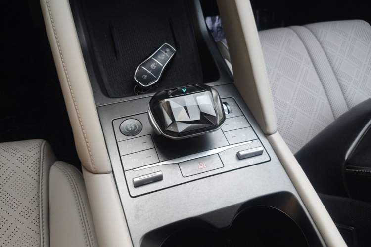 Used BYD Yuan UP 2024 401 km Active Version Gear Lever