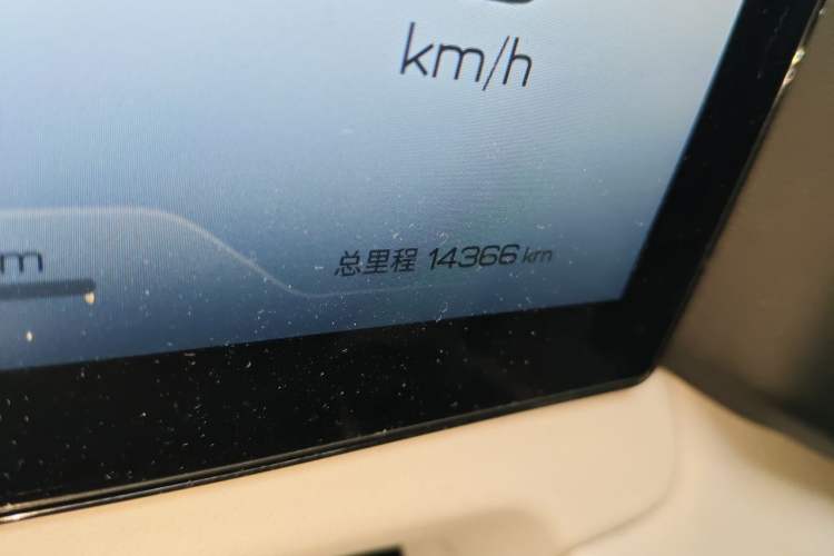 Used BYD Yuan UP 2024 401KM Leading Edition Odometer Close Up
