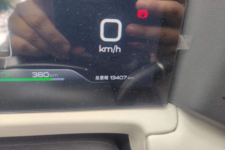 Used BYD Yuan UP 2024 401 km Active Version Odometer Close Up