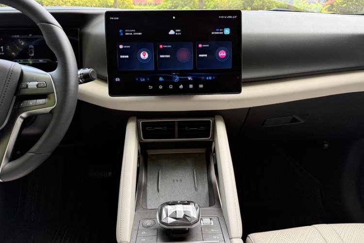 Used BYD Yuan UP 2024 401KM Beyond Edition Audio And AC Panel