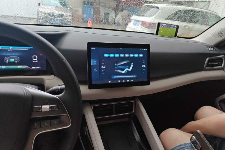 Used BYD Yuan UP 2024 401 km Active Version Audio And AC Panel