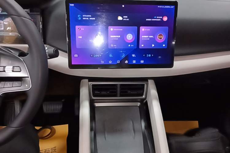 Used BYD Yuan UP 2024 401KM Beyond Edition Audio And AC Panel