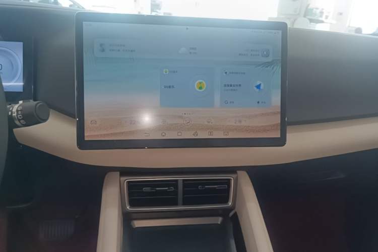 Used BYD Yuan UP 2024 401KM Leading Edition Audio And AC Panel