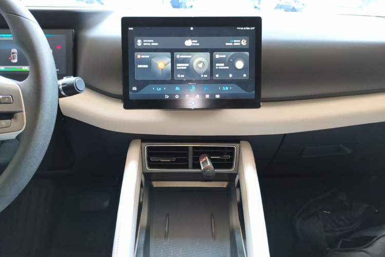 Used BYD Yuan UP 2024 401 km Active Version Audio And AC Panel