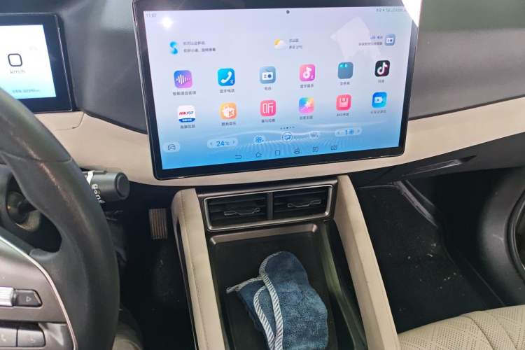 Used BYD Yuan UP 2024 401KM Leading Edition Audio And AC Panel