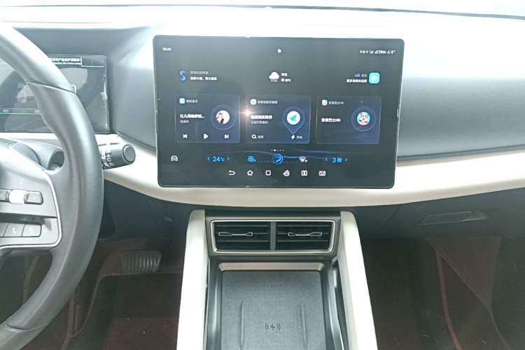 Used BYD Yuan UP 2024 401KM Beyond Edition Audio And AC Panel