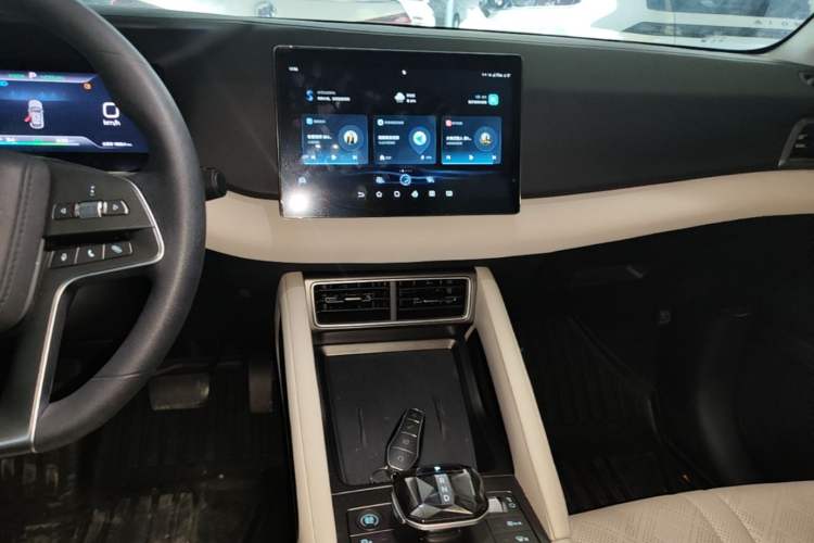 Used BYD Yuan UP 2024 401 km Active Version Audio And AC Panel