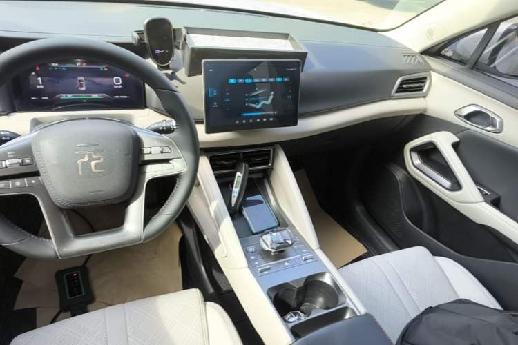 Used BYD Yuan UP 2024 401 km Active Version Audio And AC Panel