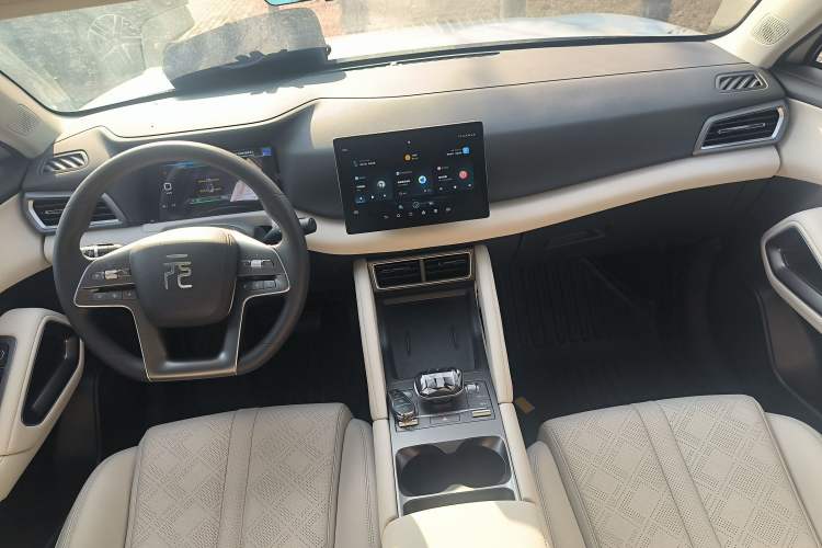 Used BYD Yuan UP 2024 401 km Active Version Center Console