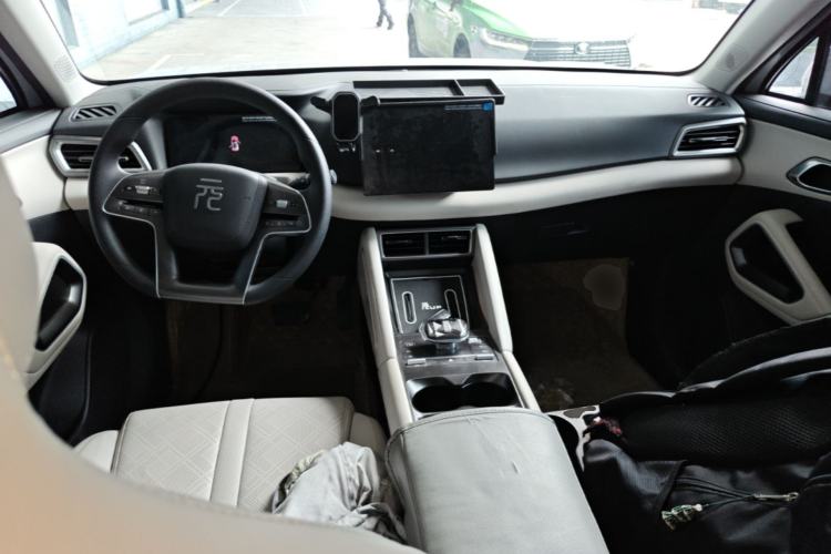 Used BYD Yuan UP 2024 401 km Active Version Center Console