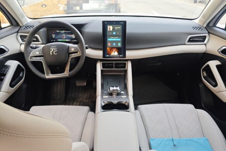 Used BYD Yuan UP 2024 401 km Active Version Center Console