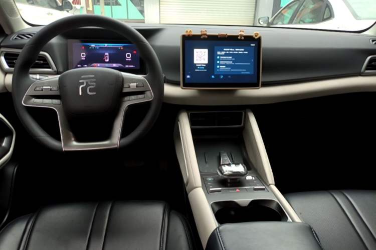 Used BYD Yuan UP 2024 401 km Active Version Center Console