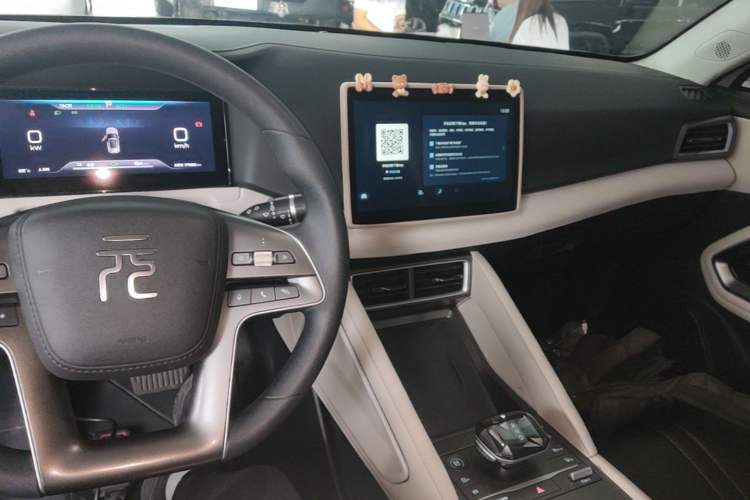 Used BYD Yuan UP 2024 401 km Active Version Center Console
