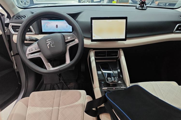 Used BYD Yuan UP 2024 401 km Active Version Center Console