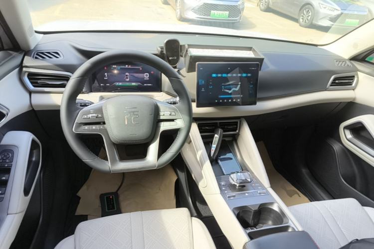 Used BYD Yuan UP 2024 401 km Active Version Center Console