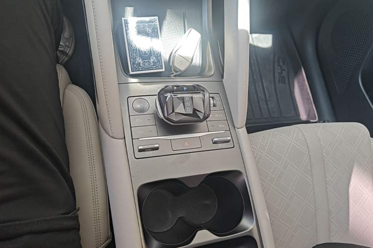 Used BYD Yuan UP 2024 401KM Leading Edition Gear Lever