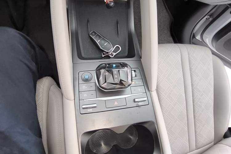 Used BYD Yuan UP 2024 401 km Active Version Gear Lever