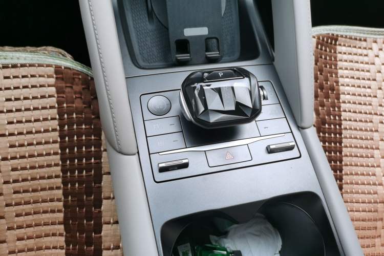 Used BYD Yuan UP 2024 401 km Active Version Gear Lever