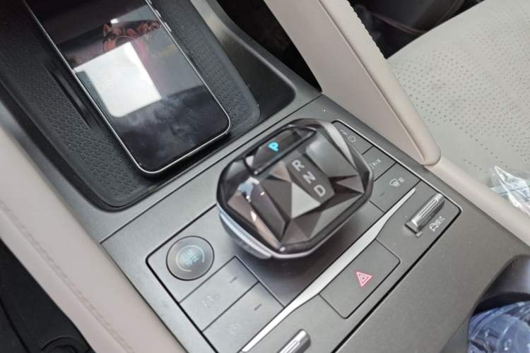Used BYD Yuan UP 2024 401 km Active Version Gear Lever