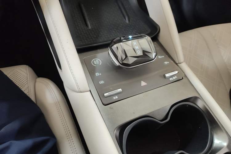 Used BYD Yuan UP 2024 401 km Active Version Gear Lever