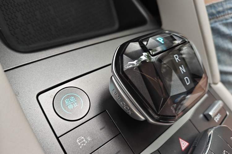 Used BYD Yuan UP 2024 401 km Active Version Gear Lever