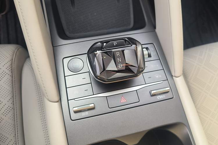 Used BYD Yuan UP 2024 401 km Active Version Gear Lever