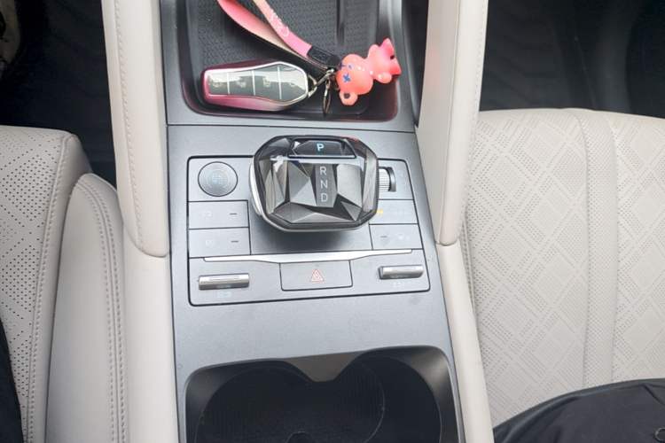 Used BYD Yuan UP 2024 401 km Active Version Gear Lever