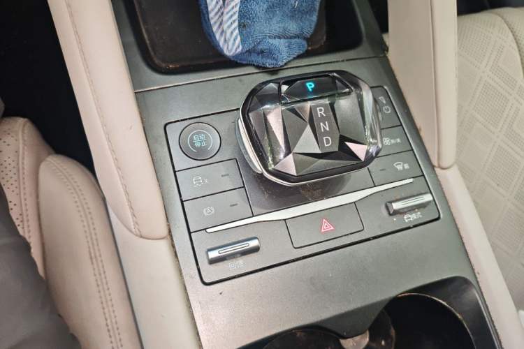 Used BYD Yuan UP 2024 401KM Leading Edition Gear Lever