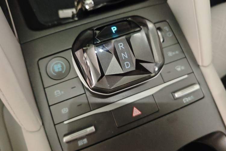 Used BYD Yuan UP 2024 401 km Active Version Gear Lever