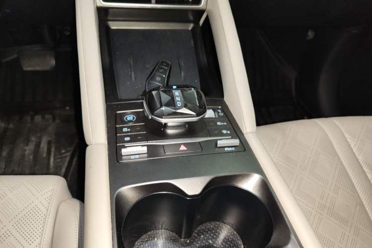 Used BYD Yuan UP 2024 401 km Active Version Gear Lever