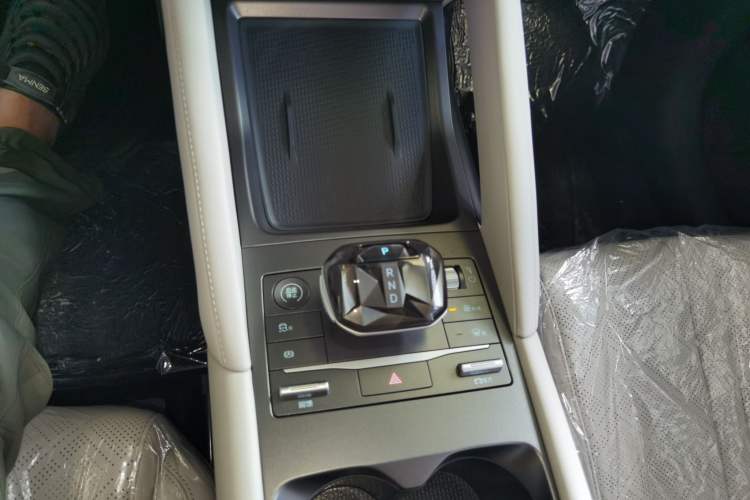 Used BYD Yuan UP 2024 401 km Active Version Gear Lever