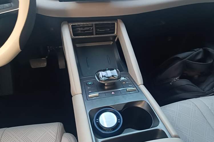 Used BYD Yuan UP 2024 401 km Active Version Gear Lever