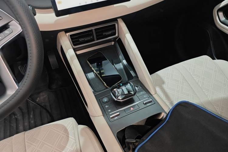 Used BYD Yuan UP 2024 401 km Active Version Gear Lever