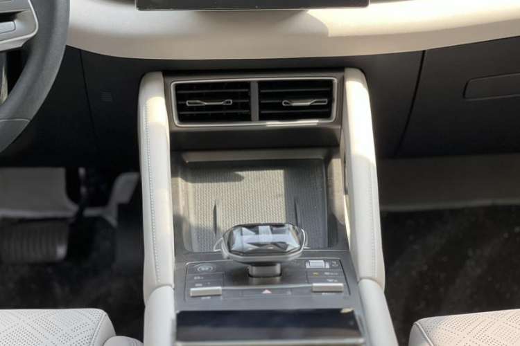 Used BYD Yuan UP 2024 301KM Leading Edition Interior 4