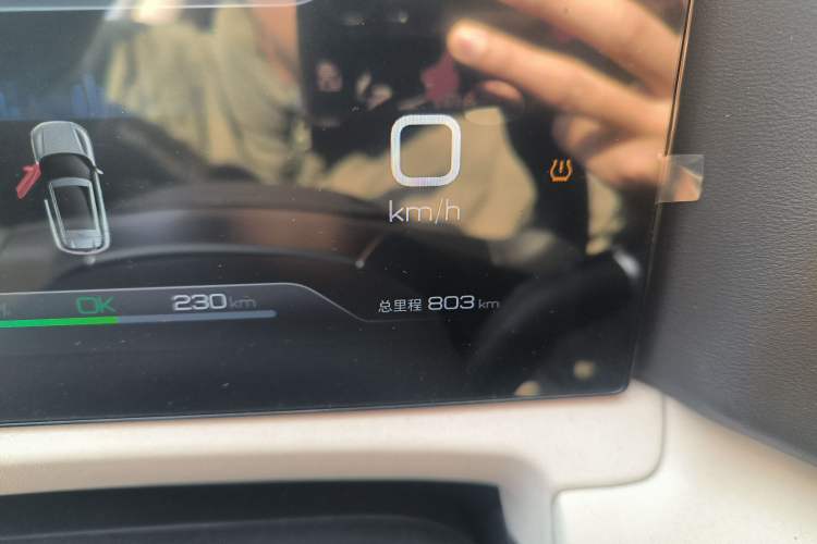 Used BYD Yuan UP 2024 401 km Active Version Odometer Close Up