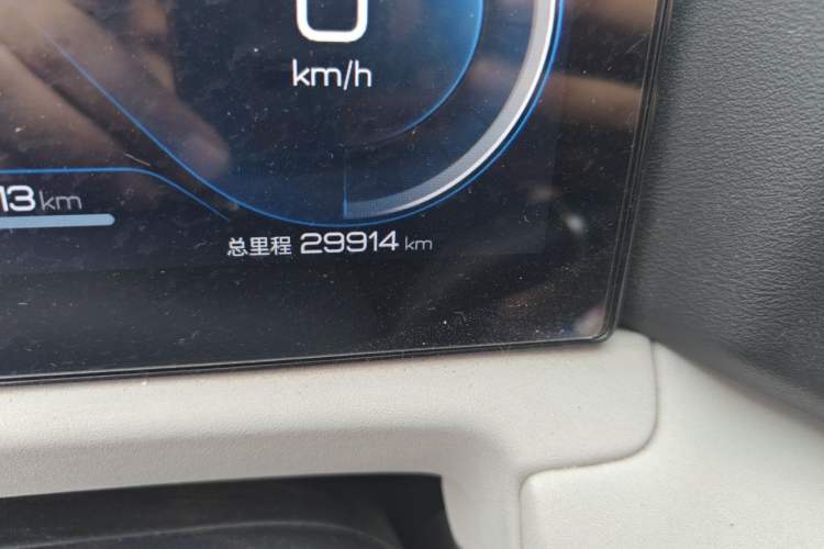 Used BYD Yuan UP 2024 401 km Active Version Odometer Close Up