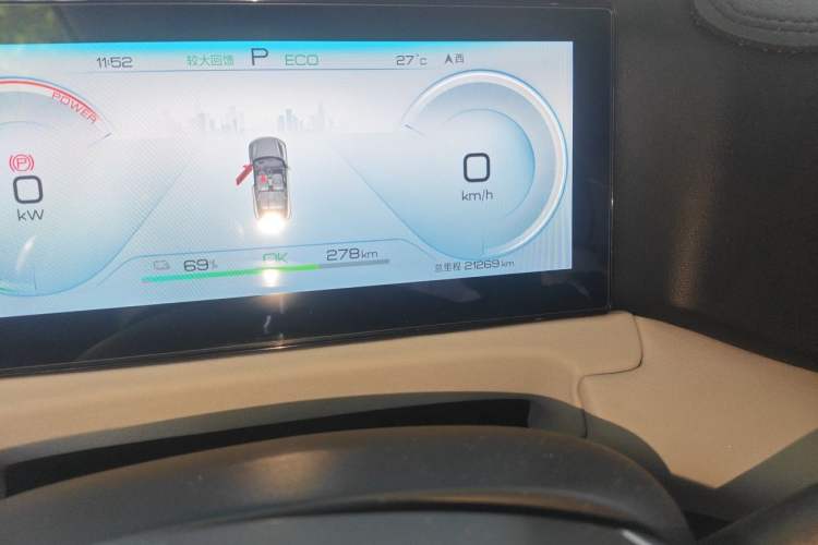 Used BYD Yuan UP 2024 401 km Active Version Odometer Close Up