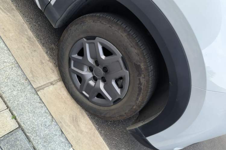 Used BYD Yuan UP 2024 401 km Active Version Right Front Wheel Hub