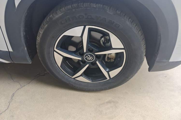 Used BYD Yuan UP 2024 401KM Leading Edition Right Front Wheel Hub