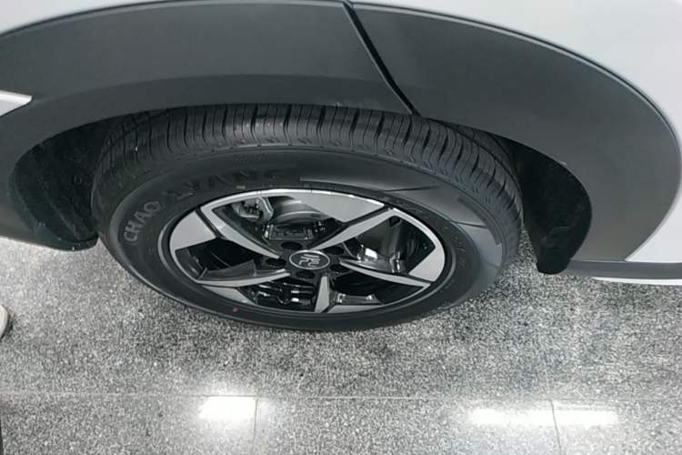Used BYD Yuan UP 2024 401KM Leading Edition Right Rear Wheel Hub