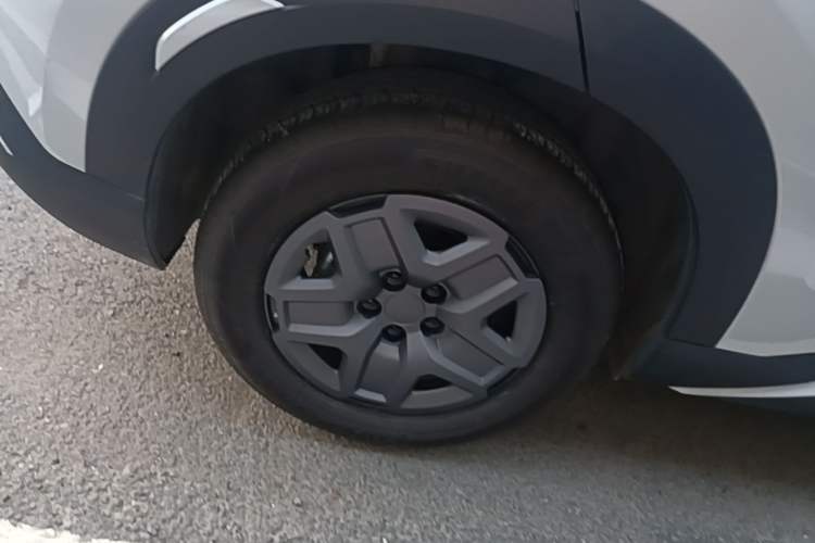 Used BYD Yuan UP 2024 401 km Active Version Right Rear Wheel Hub