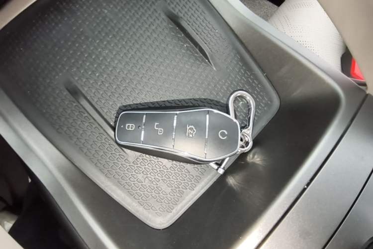 Used BYD Yuan UP 2024 401 km Active Version Vehicle Key