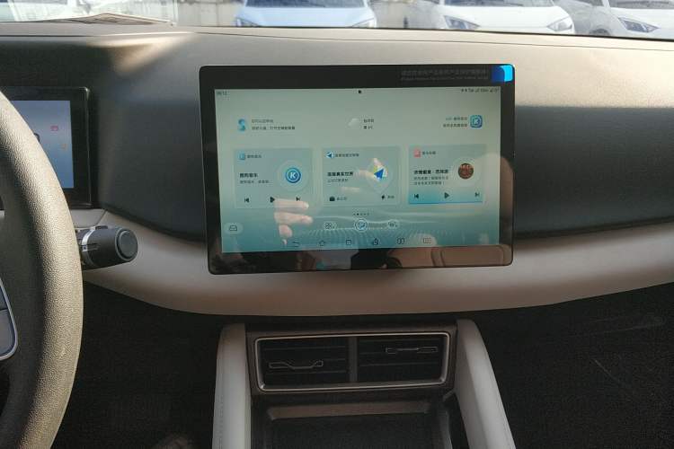Used BYD Yuan UP 2024 401 km Active Version Audio And AC Panel