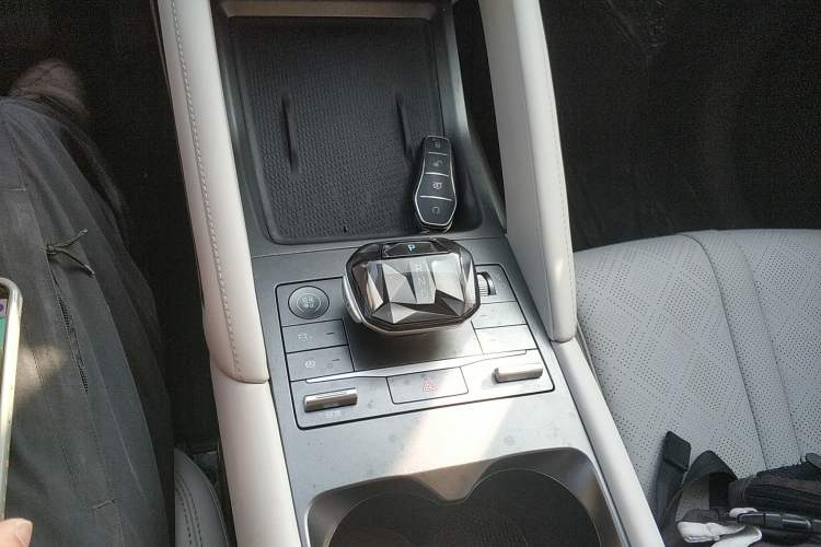 Used BYD Yuan UP 2024 401 km Active Version Gear Lever