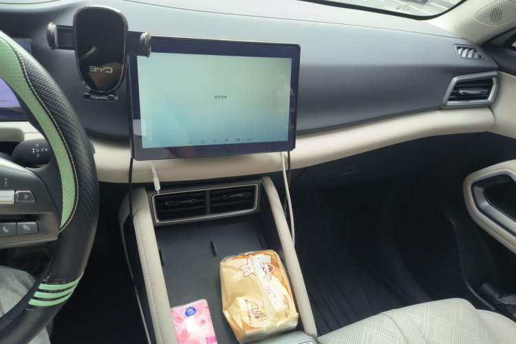 Used BYD Yuan UP 2025 Model 301KM Leading Version Audio And AC Panel