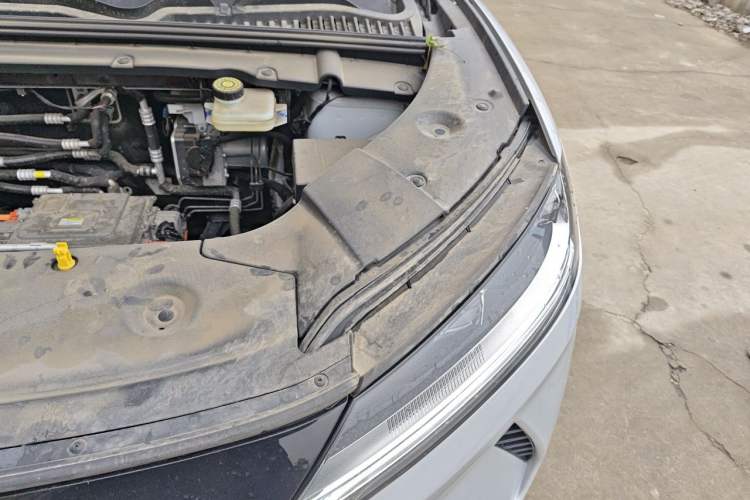 Used BYD Yuan UP 2025 Intelligent Driving Version 401 KM Dynamic Edition Engine Bay Left