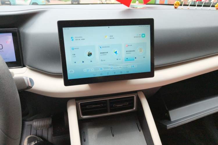 Used BYD Yuan UP 2025 Model 301KM Leading Version Audio And AC Panel