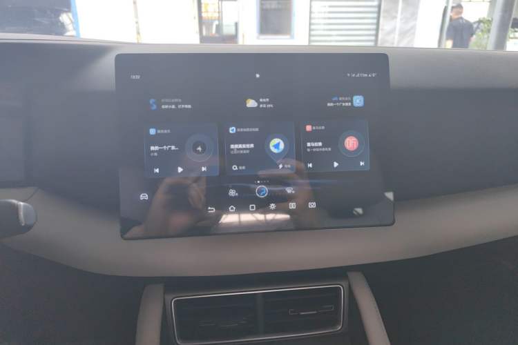 Used BYD Yuan UP 2025 Model 301KM Leading Version Audio And AC Panel